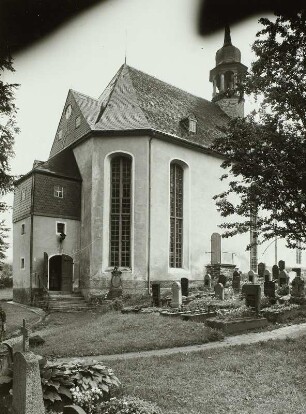 Mildenau-Arnsfeld. Evangelische Kirche (1250/1300, 1784 Vergrößerung). Ansicht über den Kirchhof