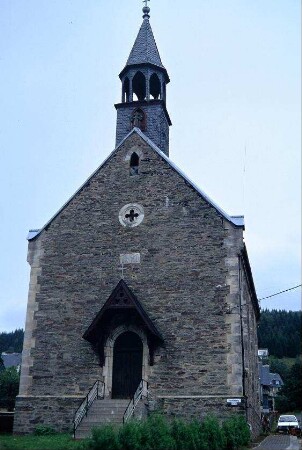 Kirche mit überdachtem Eingang und Dachreiter, 1892 gebaut