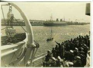 Elbfahrt des Hochseepassagierdampfers "Bremen", Blick auf den an der Columbuskaje liegenden Hochseepassagierdampfer "Columbus"