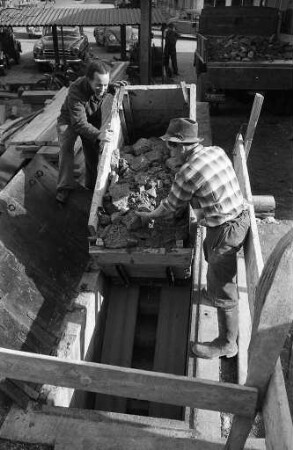 Demontage eines im zweiten Weltkrieg gebauten Löschwasserkanals im Karlsruher Landgraben.