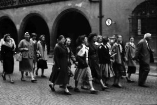 Freiburg: Schulklasse aus Lübeck bei Führung durch die Stadt, vor Rathaus, gehend