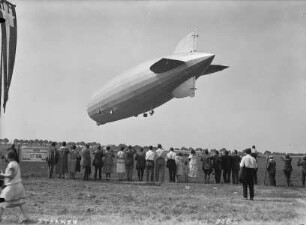 Landung des Luftschiffs LZ 127 Graf Zeppelin
