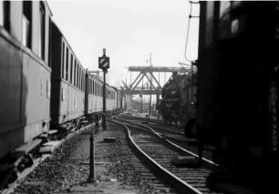 Berlin: Anhalter Bahnhof; Durchblick zwischen Zügen auf Möckernbrücke, [ein Zug] fährt