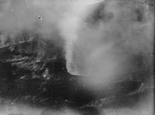 Krater des Nyiragongo : Blick vom Kraterrand in den Krater des Vulkans Nyiragongo in der Gruppe der Virunga-Vulkane