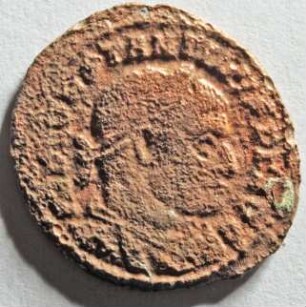 Römische Münze, Nominal Follis, Prägeherr Constantinus I., Prägeort Arles, Original