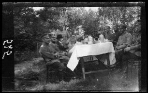 Offiziere an einer Kaffeetafel im Freien