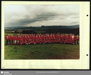 Fototermin vor dem Bergsingen am Kleinhennersdorfer Stein mit Falkenstein und Schrammsteinkette als Hintergrund : links: Cornelia Nossek; rechts: Karl-Heinz Hanicke, Marion Neumann, Werner Matschke