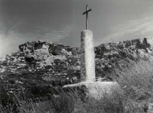Landschaft Les Baux i. d. Alpilles, hier ein Wegkreuz