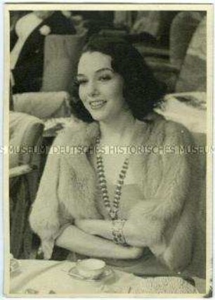 Lupe Vélez mit Pelzstola beim Mocka an Bord des Hochseepassagierdampfers "Bremen"