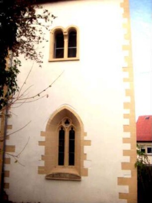 Kirchturm von Süden (Romanischer Chorturm mit Turmchor (Gotisch überarbeitet mit Maßwerkfenster) sowie Biforium im Glockengeschoß in Übersicht