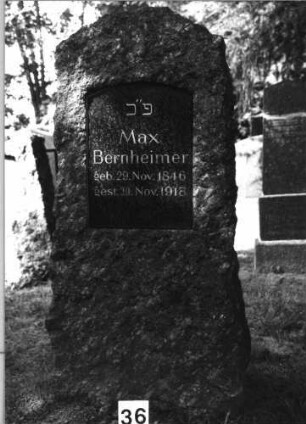 Grabstein 36 (Index: 100085160) Maße HxBxT: 150x66x45 cm Beschreibung: grob stelenhaft behauener Stein, Schriftplatte mit Segmentbogenabschluß: Grabstein 36