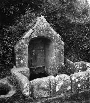 Brunnen mit Heiligenfigur : Brunnen mit Heiligenfigur in der Bretagne