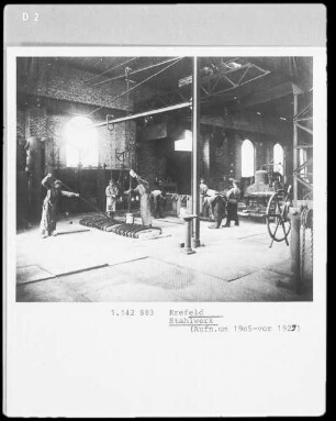 Arbeiter in einem Stahlwerk in Krefeld