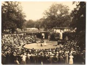 Ausstellungsgarten Jubiläums-Gartenbau-Ausstellung 1926, Dresden: Aufführung im Parktheater