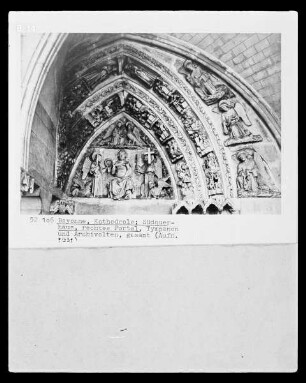 Tympanonrelief des rechten Portals: Thronender Christus, von Engeln mit Leidenswerkzeugen und den Evangelistensymbolen umgeben