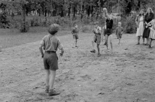 Kinderheim im Volkseigenen Betrieb "Fortschritt" : Heimkinder beim Ballspiel