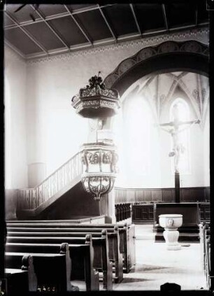 Kirche; Chor und Kanzel