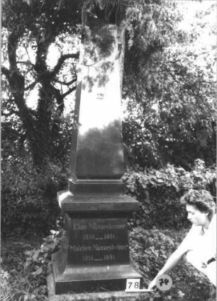 Grabstein 74 (Index: 99805345) Material: Granit Zustand: gut Maße HxBxT: 232x68x68 cm Beschreibung: Obelisk, getreppter Sockel Besonderheit: Doppelgrab: Grabstein 74