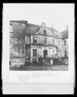 Herrenhaus Unruhstadt, Hofseite, Mittelteil