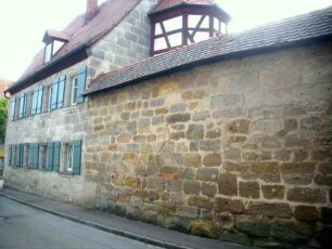 Ansicht von Südwesten mit Kirchhofmauer (Wehrgang im 18 Jh abgetragen) mit Nordwesttrakt des Kantoratshauses (im 19 Jh angebaut)