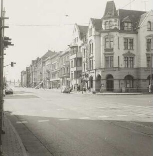 Blick über die Kreuzung Karl-Liebknecht-Straße mit Hotel "Zum Schwan" (Nr. 57)