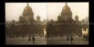 Straße mit Passanten vor der Isaakskathedrale, St. Petersburg