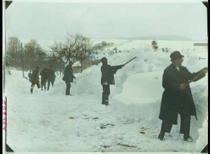 Langenhennersdorf. Einwohner bei der Schneeberäumung auf der Straße