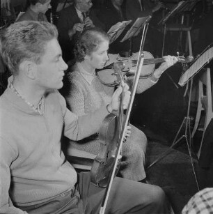 Markneukirchen : Musikinstrumentenbau Markneukirchen. Städtisches Orchester Markneukirchen (Vereinigung Markneukirchner Instrumentenbauer) während der Probe. Geigenbaumeisterin Johanna Schuricht