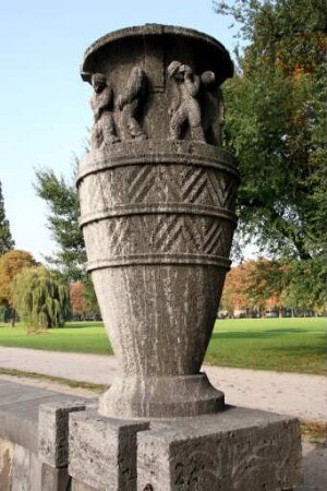 Schmuckvasen "Erdarbeiten" und "Gartenarbeiten"