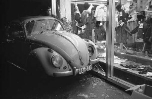 Verkehrsunfall auf der Kaiserstraße mit Aufprall eines PKW auf ein Schaufenster.