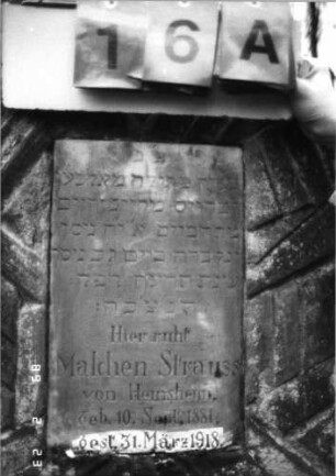 Grabstein 16 (Index: 99751709) Material: Sandstein, weiße Marmorplatte Zustand: gut Maße HxBxT: 111x49x21 cm Beschreibung: Stele, rustica, Segmentbogenabschluß, rechteckige Schriftplatte: Grabstein 16A