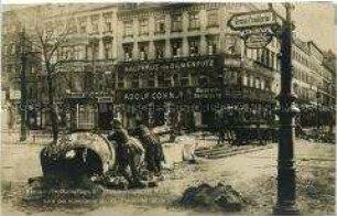 Barrikaden auf der Großen Frankfurter Straße während der Märzkämpfe 1919