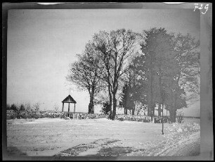 Geluty (=Gilûtos, Litauen): eingeschneiter Friedhof (Außenansicht) (Russischer Friedhof bei Geluty. Winter 1915/1916")