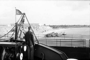 Ottmarsheim: Blick vom Kahn auf die unten liegenden Schiffe in der Schleuse
