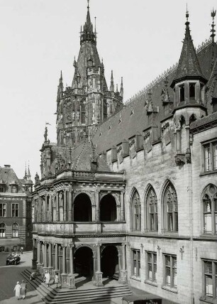 Köln, Rathaus : Köln. Rathaus, Rathausplatz mit -Laube, -Turm und "Spanischer Bau". Straßenansicht von Südwesten