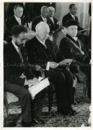 Der äthiopische Kaiser Haile Selassie erhält die Ehrendoktorwürde der Universität Bonn