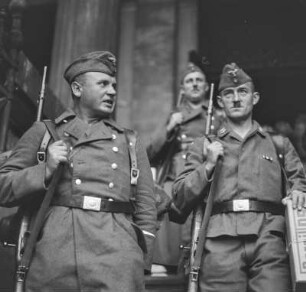 Wehrmachtssoldaten mit Schiffchen und Gewehr, Soldaten auf Urlaub