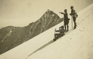 Österreich. Hohe Tauern. Glocknergruppe. Drei Bergsteiger auf dem Kaindlgrat. Blick zum Hohen Tenn