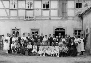 Hochzeitsgesellschaft bei der Häßler-Bäckerei