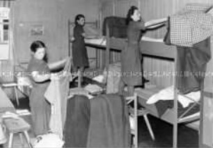 Arbeitsmaiden des Reichsarbeitsdienstes beim Beziehen der Betten