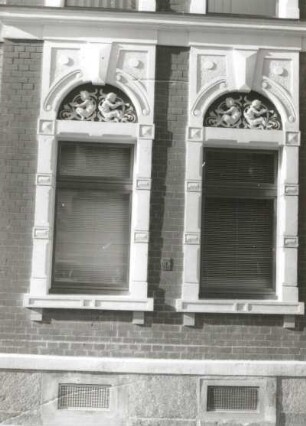 Markneukirchen, Krumme Straße 10. Wohnhaus mit Kontor (um 1900). Erdgeschoßfenster