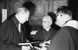 Freiburg: Münster, Begegnung in der Sakristei[, Landesbischof Heidland, Erzbischof Schäufele]
