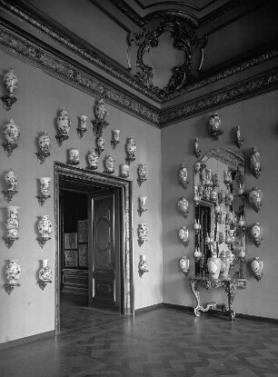 Saal der 100 Vasen : Residenzschloss Dresden, Westflügel, Zweiter Kaffeesalon, Südostecke während der Ausstellung