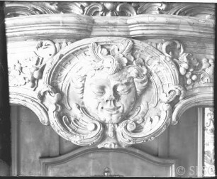 Potsdam, Neues Palais, Friedrich-Wohnung, Speisezimmer, R.: 215, Mitte des Kaminsturzes (Sturzfigur).