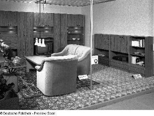 Ausstellungskoje mit Wohnzimmermöbeln des VEB Möbelkombinat Ribnitz-Damgarten. Ansicht mit Sitzgruppe "Lubmin" und Anbauwand "Bützow II" (Variante 1)