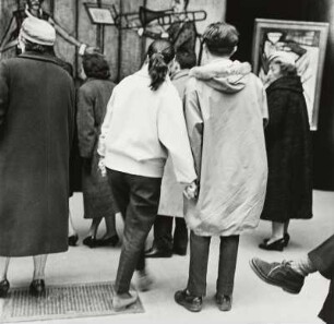 Besucher in der Ausstellung des Malers Bernard Buffet in der Galerie Charpentier