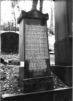 Grabstein 498 (Index: 99791123) Maße HxBxT: 217x68x54 cm Besonderheit: kulturhistorisch wertvoll / hist.-wiss. Gründe (Gemeindestellung): Grabstein 498