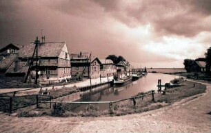 Freiburg/Elbe: Hafen mit Gewitterwolken