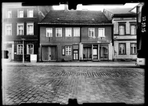 Bernau, Berliner Straße 41. Wohnhaus mit Laden. Straßenfront
