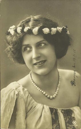 [Frau mit Blumenkranz]